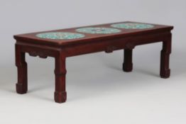 Chinesischer Couch-/Opiumtischfrühes 20. Jahrhundert, asiatisches Rotholz, gebeizt, eckige Platte