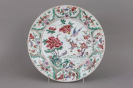 Chinesische Porzellanplatteflache Form mit leicht ansteigender Fahne, im Spiegel und auf der Fahne