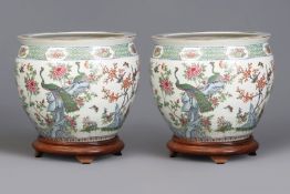 Paar große chinesische Porzellan Cachepots "Fish-bowls" runde, hochbauchige Gefäße, umlaufend mit