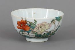 Chinesische Porzellanschalebauchige Form auf eingezogenem Standring, Innen- und Außenwandung mit