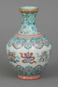 Chinesische Porzellanvase mit "famille rose"-Malerei mit Goldstaffageovoider Korpus auf eingezogenem