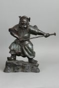 Japanische Champlevé Bronzefigur "Shoki"dunkel patiniert mit partiellem Emaille-Dekor, auf einem
