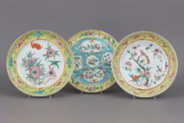 3 chinesische Porzellantellerdiverse Formen und Dekore (Blumen, Vögel, Insekten etc.) mit