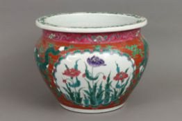 Chinesisches Porzellan Cachepot sog. "fish-bowl"hochbauchige Form mit ausgezogenem Rand, auf der