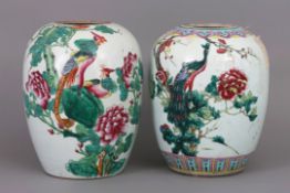 2 diverse chinesische Porzellanvasenovoide Form, auf der Wandung Päonien- und Vogeldekore in