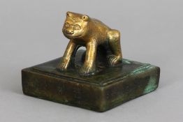 Chinesisches Bronzesiegel mit Tigereckiges Bronzesiegel als Sockel für plastisch gearbeitete Figur