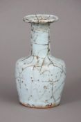 Chinesische PorzellanvaseSchlegelform, hellblaue Craquelé-Glasur, ungemarkt, H 16,5cm, Glasurrisse