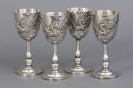 4 chinesische Silberkelche Drachendekor20. Jahrhundert, konische Form auf schmalem Balusterfuß mit