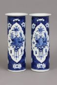 Paar chinesische Porzellanvasen mit Blau-Weiß-Malereizylindrische Form mit leicht ausgezogenem