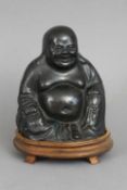 Chinesische Bronzefigur "Hotai Buddha"dunkel patinierte Figur, sitzende Darstellung des