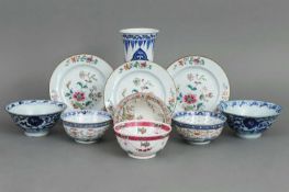 Konvolut chinesisches Porzellanbestehend aus 1 Vase mit Blau-Weiß-Malerei, 3 kleinen Tellern mit