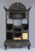Sammlerschrank im asiatischen Stilwohl England, um 1880, 2-teiliger Korpus aus dunkel gebeiztem