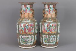 Paar chinesische Kanton PorzellanvasenAmpohrenform mit seitlichen Handhaben, am Hals reliefplastisch