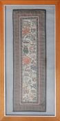 Chinesische Seidenstickerei hochrechteckige Bahn mit polychromen Stickereien, umlaufende