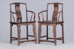 Paar chinesische Beamtenstühle der Qing Dynastiedunkelbraun und rot gebeiztes Hartholz (wohl