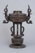 Chinesisches RäuchergefäßBronze, dunkel patiniert, auf mehrfach gegliedertem Sockel zylindrisches