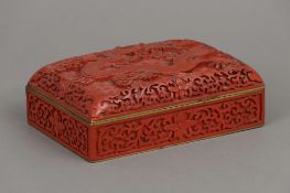 Chinesische Rotlack-Deckeldoserechteckiger Korpus mit gewölbtem Scharnierdeckel, Wandung sowie