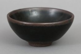 Chinesische Keramikschälchendunkler Scherbe, schwarze Glasur, bauchige Korpus auf eingezogenem