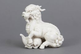 Chinesische Blanc-de-Chine Porzellanfigur eines Drachen