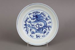 Chinesischer Porzellan Drachenteller mit Blaumalerei