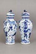 Paar chinesische Porzellan Deckelvasen mit Blaumalerei