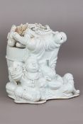 Große chinesische Porzellanfigur "junger Buddha"