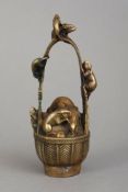 Chinesische Bronzefigur "Frucht-Korb mit Ratten"