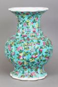 Chinesische Porzellanvase mit famille rose Bemalung