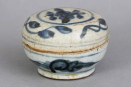 Chinesische Porzellan Deckeldose der Ming Dynastie (1368 bis 1644) mit Blaumalerei