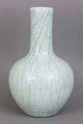 Chinesische "Guan" Porzellanvase mit Seladonglasur
