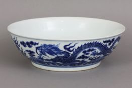 Chinesische Porzellan Schale mit Drachendekor in Blaumalerei