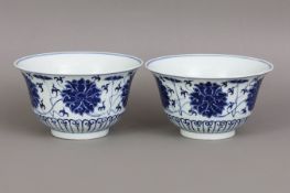 Paar chinesische Porzellan Schalen mit Blaumalerei "Lotusblüten"