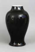 Chinesische Porzellanvase mit schwarzer "Mirror glaze"-Glasur