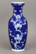 Chinesische Vase mit Blaumalerei "Prunus" (Pflaumenblüte)