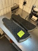 2 SETS OF COMMERCIAL OVEN MITS