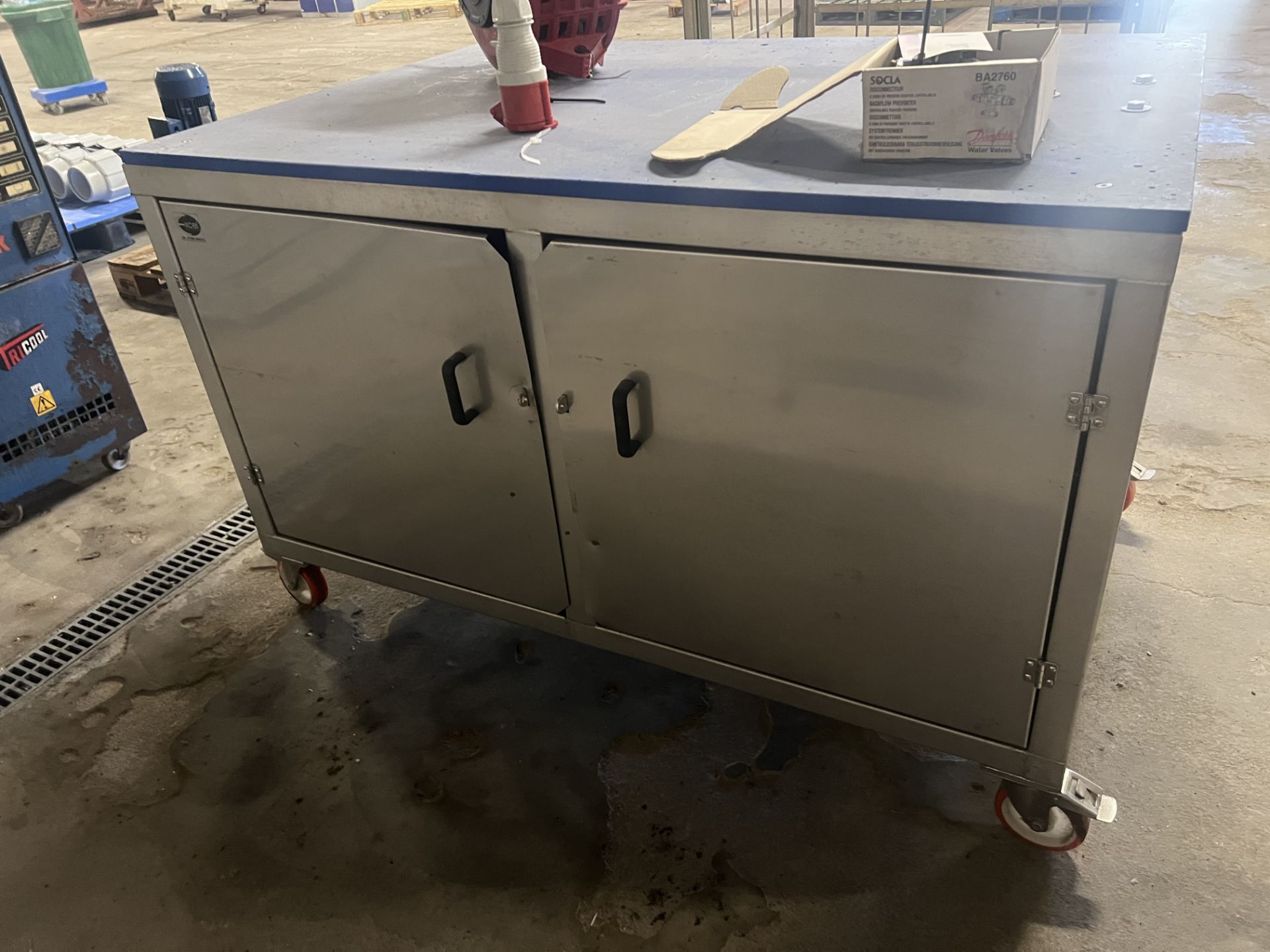 Four Cupboard Lockable Work Station/ Bench, mobile with plastic cutting top, approx. 1.5m x 1m x 0. - Image 2 of 4