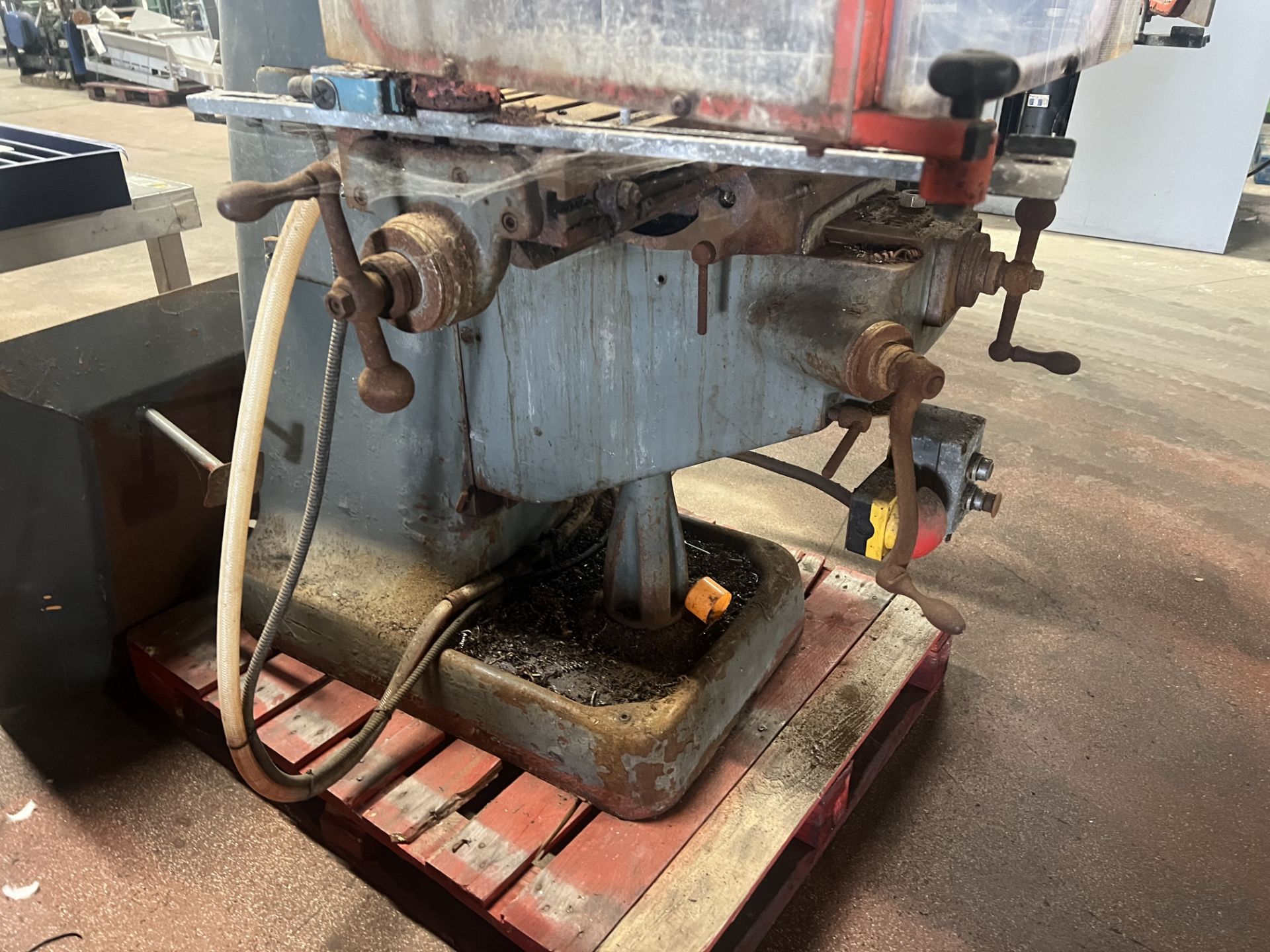 Bridgeport Turret Head Milling Machine, approx. 1.2m x 1.4m x 2m high, lift out and loading charge + - Image 7 of 10