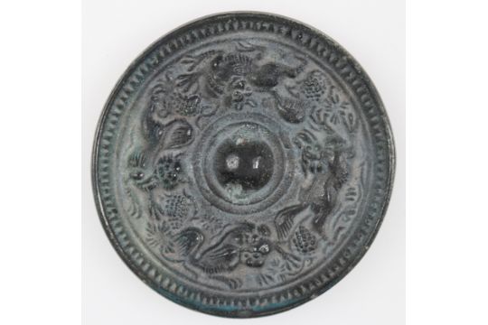 Bronze-Spiegel, rund, China, Han-Zeit, ca. 1. Jh. v. Chr., um einen zentralen Knauf Ringe und Drach