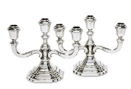 Ein Paar Kerzenleuchter. Schwäbisch Gmünd, 20. Jh., Jakob Grimminger | Silber.