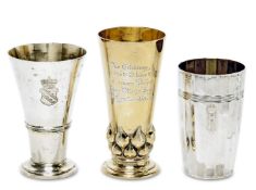 Drei Becher. München, um 1900, Wollenweber | Silber, tlw. vergoldet.