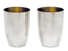 Ein Paar Becher. München, Carl Weishaupt | Silber, innen vergoldet, Hammerschlagdekor.