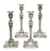 Satz von vier Kerzenleuchtern. London, 1910, William Hutton & Sons Ltd | Silber.