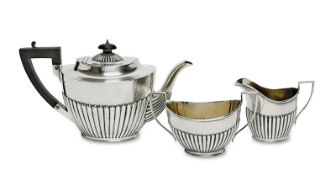 Teekanne mit Zuckerdose und Milchkännchen. Sheffield, 1926, 1929, 1930, Harrison Brothers & Howso...