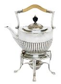 Teekanne mit Rechaud. Sheffield, 1897, Goldsmiths & Silversmiths Co. (William Gibson and John Law...