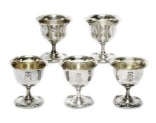 Satz von zwölf Eierbechern. Frankreich, Ende 19. Jh. | Silber, innen vergoldet.