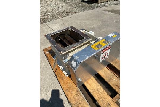 ITEM 1213: 10" x 11" SEMCO ROTARY VALVE WITH DRIVE. CARBON STEEL, ADJUSTABLE TIP ROTOR., RIGGING FEE - Image 4 of 9