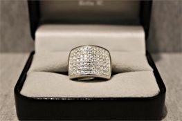 Silberring mit weißen Strasssteinen