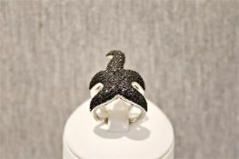Silberring mit schwarzen Glasssteinen in Form eines Seesterns