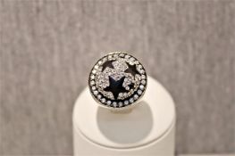 Silberring mit weißen Strasssteinen und schwarzen Glassternen