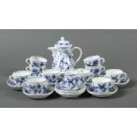 Mokkaserviceteile mit "Zwiebelmuster"